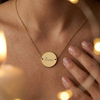 Collier médaillon doré personnalisé porté, ambiance cadeau