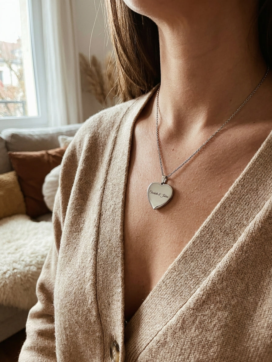 Bijou gravé personnalisé porté par une cliente