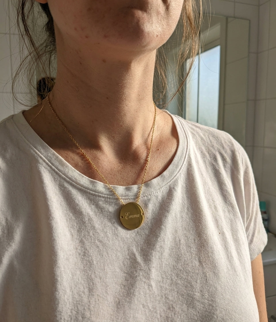 Bijou gravé personnalisé porté par une cliente