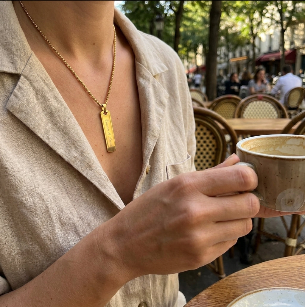 Bijou gravé personnalisé porté par une cliente
